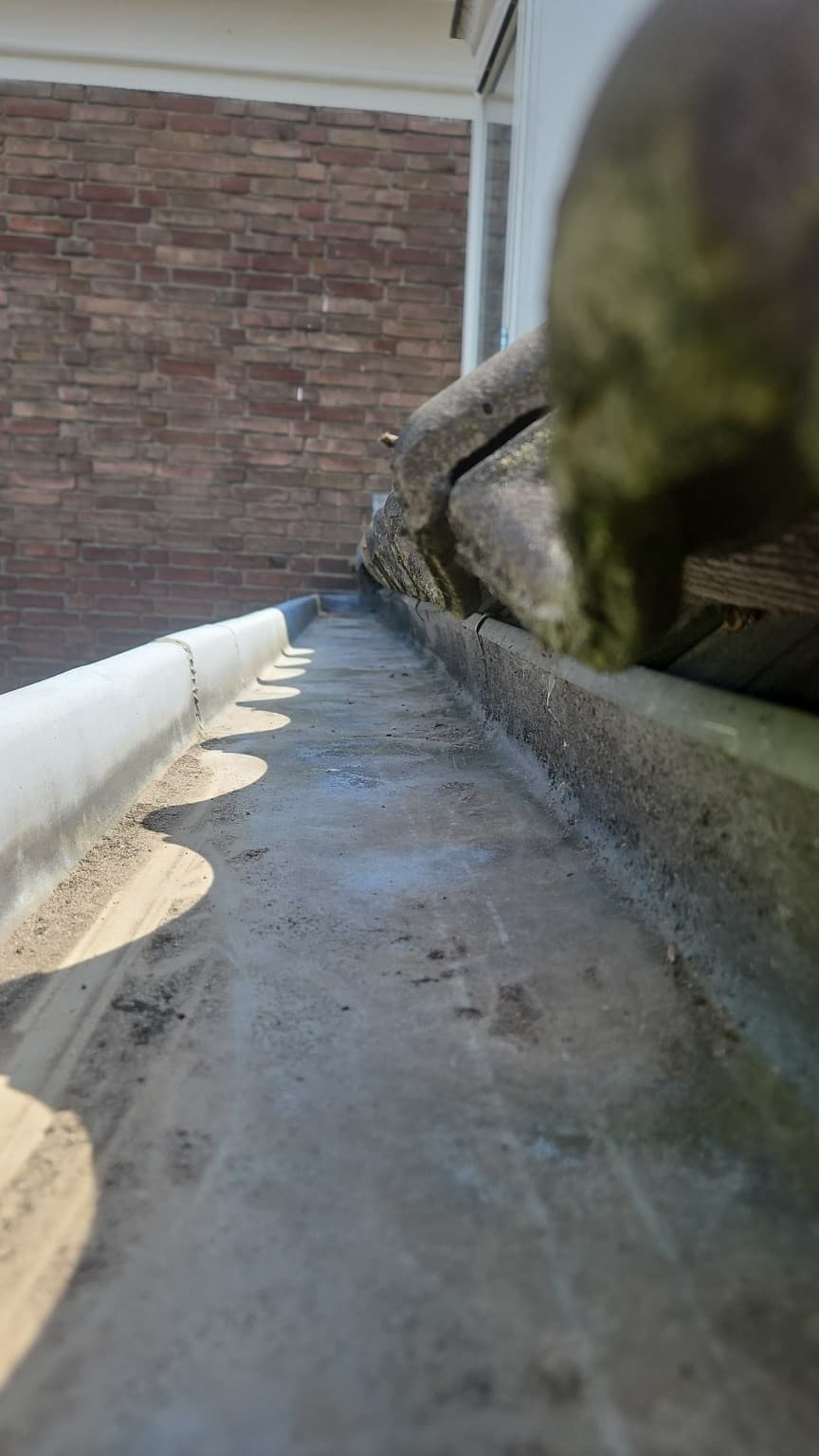 Dakgoot langs een pannendak: na