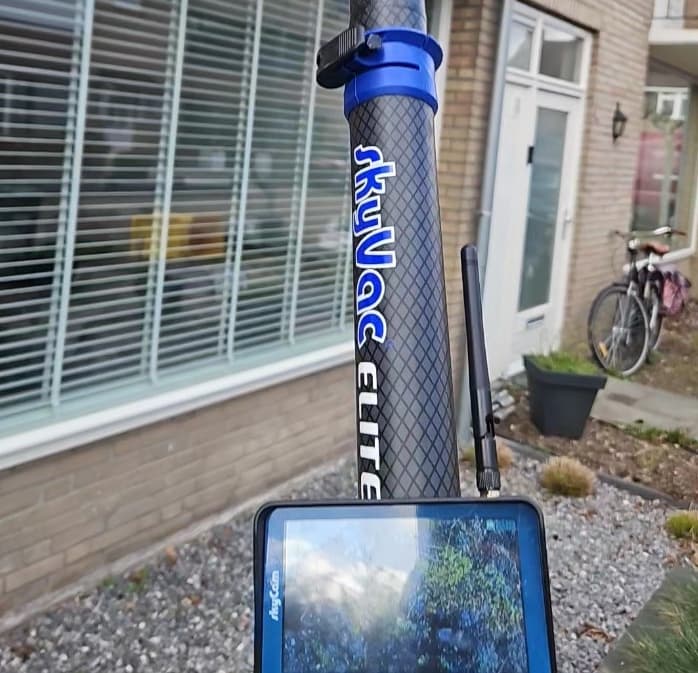 Camera-inspectie van een dak met de SkyVac en het camerabeeld op de monitor