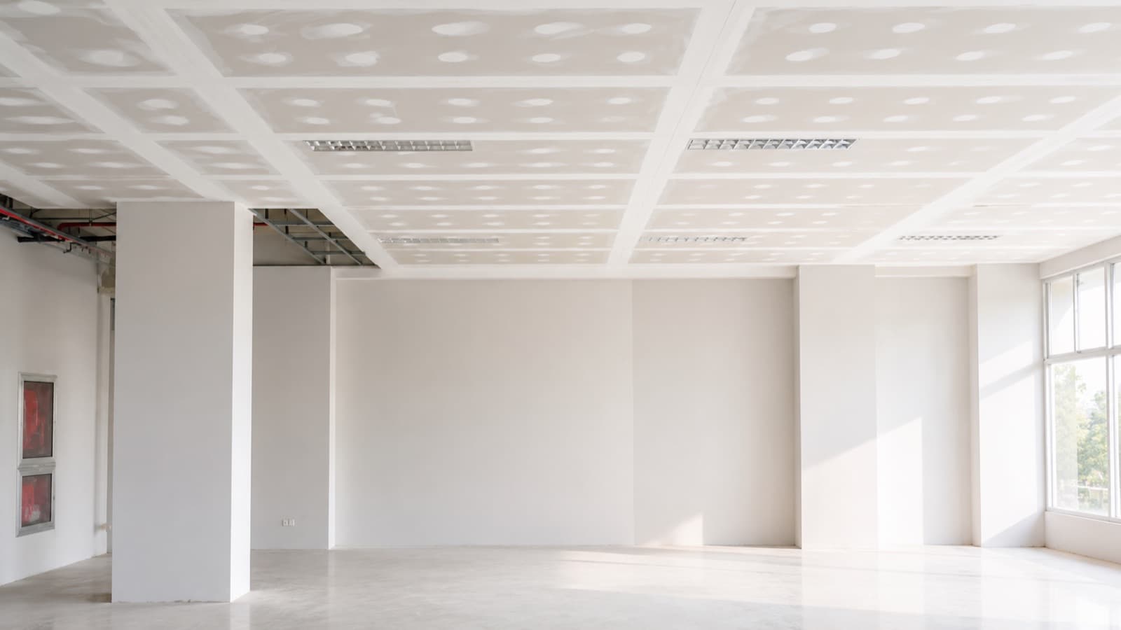 Verlaagd gipsplafond met inbouwverlichting in een afgewerkte ruimte