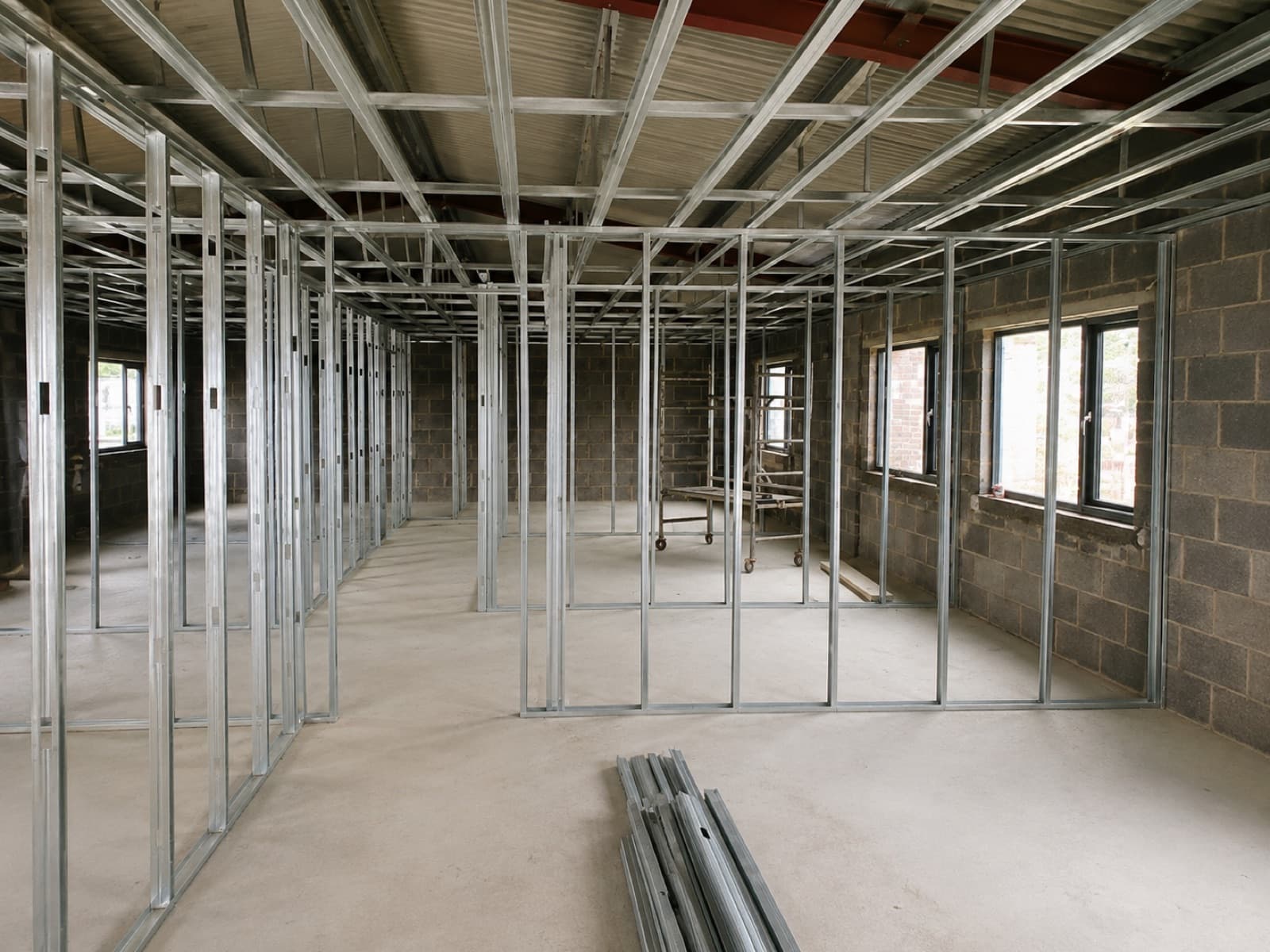 Metal-studconstructie voor nieuwe scheidingswanden en een verlaagd plafond