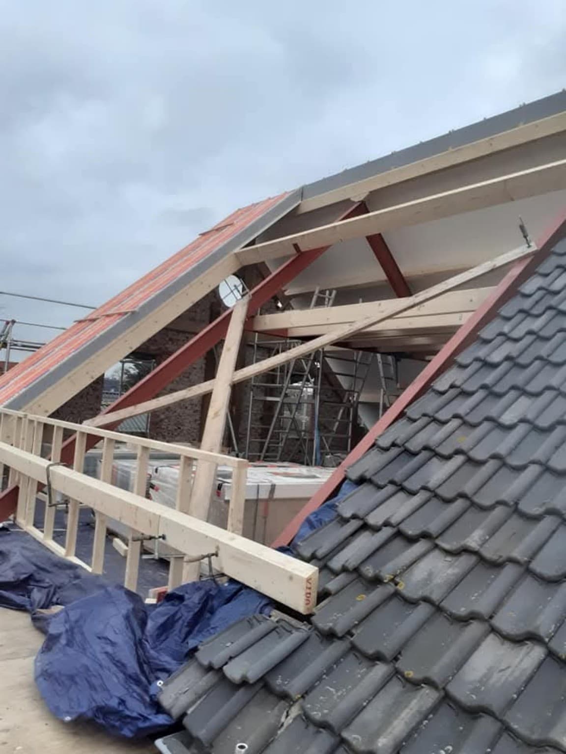 Houten dakconstructie met spanten en balklaag tijdens een dakrenovatie