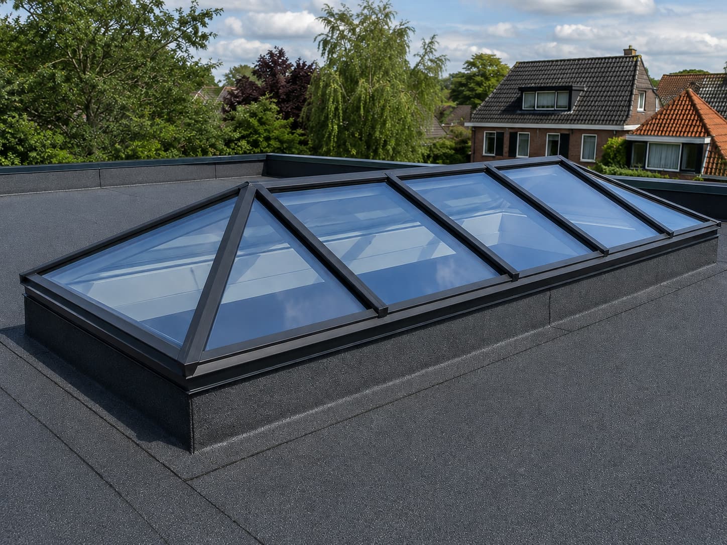 Glazen lichtstraat op een plat dak met bitumen dakbedekking