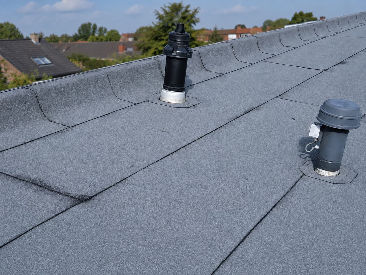 Plat dak met bitumen dakbedekking en waterdicht ingewerkte dakdoorvoeren